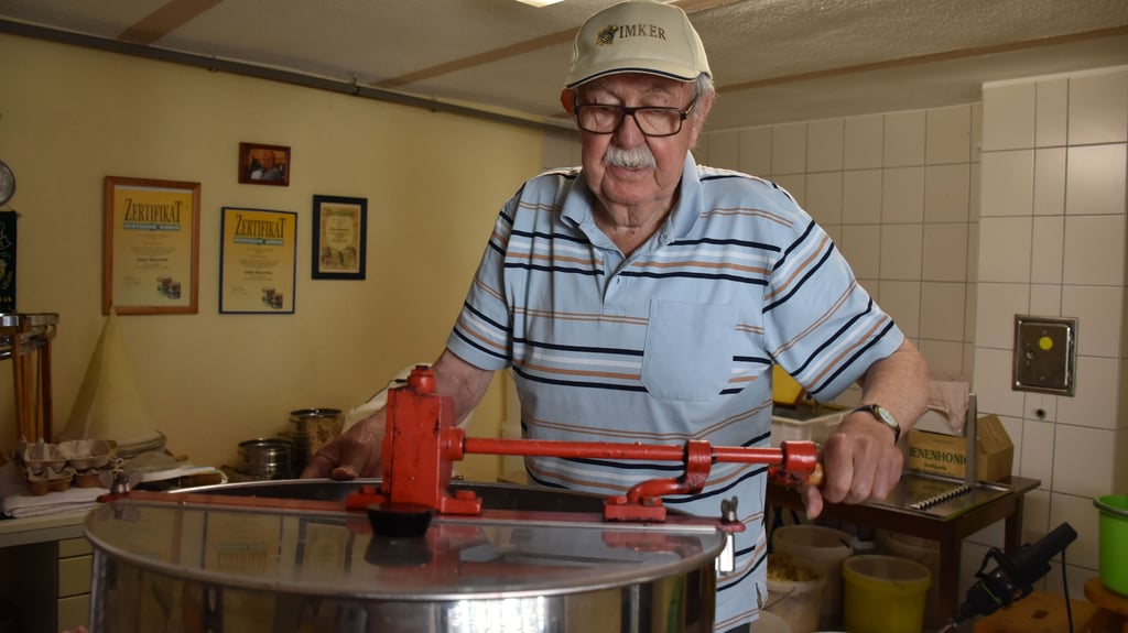 Imker Dieter Meuschke in Würchwitz beim Honig schleudern
