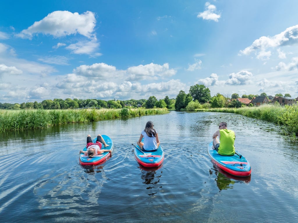 Relaxen auf dem Wasser: Mit etwas Übung kann man sich auf dem SUP-Board auch mal langmachen.