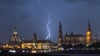Ein Blitz ist während eines Gewitters am Himmel über der historischen Altstadtkulisse mit der Frauenkirche (l-r), der Kunstakademie, dem Ständehaus, der Hofkirche, dem Hausmannsturm und der Semperoper zu sehen. (Aufnahme mit Langzeitbelichtung).