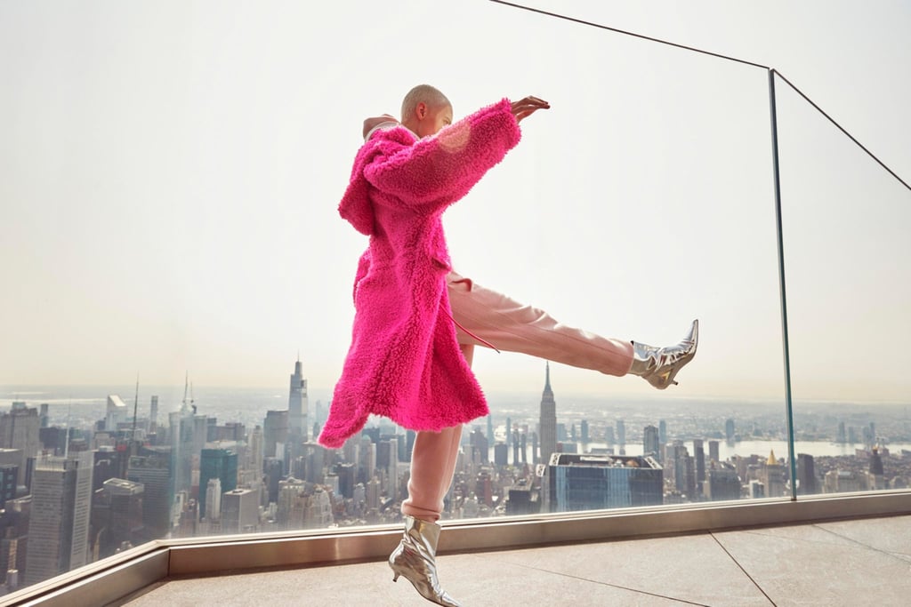 Weiterhin viel zu sehen: die Powerfarbe Pink. Jetzt aber häufig in Kombination mit ruhigeren Tönen, wie in diesem Beispiel von Esprit (Mantel ca. 799 Euro, Hose ca. 100 Euro, Hoodie ca. 399 Euro).