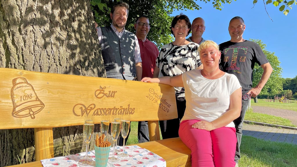 Kai Luther, Jens Rümke, Kerstin Zander, Lars Seidensticker, Marco Michalski (von links) und Sabine Herrmann (sitzend) an der neuen Bank.
