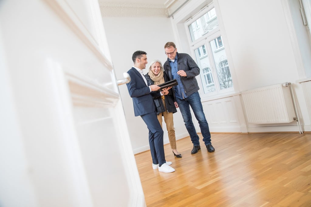 Warten auf den perfekten Moment? Viele Kaufwillige zögern mit dem Immobilienkauf. Doch je früher die Finanzierung startet, desto schneller sind die eigenen vier Wände abbezahlt.