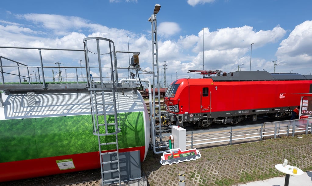 Blick auf einen Tank an einer Tankstelle für Pflanzenöl-Diesel der Deutschen Bahn in Halle/Saale.