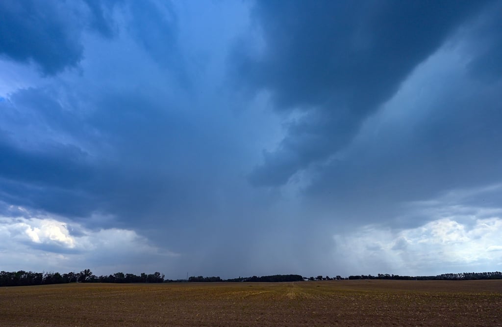 Dunkle Gewitterwolken ziehen über die Landschaft im Osten von Brandenburg.
