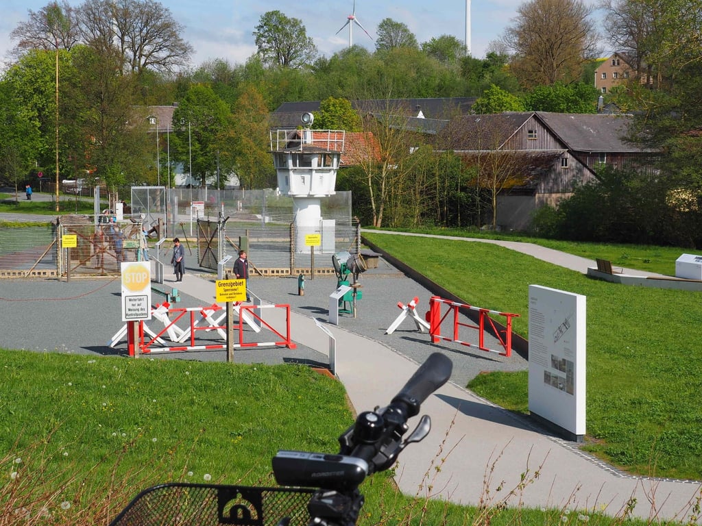 Radtour in die Geschichte: Angekommen am Außengelände des Deutsch-Deutschen Museums in Mödlareuth.