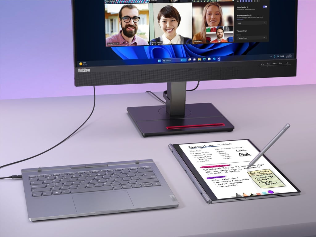 Lenovos Thinkbook Plus Gen 5 Hybrid lässt sich auseinander nehmen. Der Bildschirm ist dann ein Android-Tablet, die Notebook-Basis lässt sich mit externem Bildschirm weiter als PC nutzen.