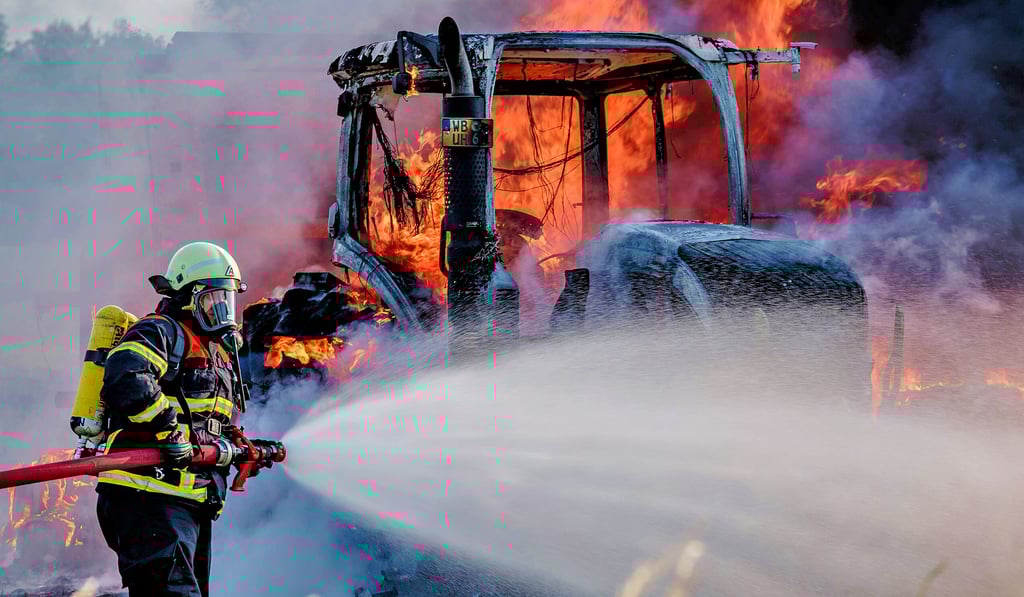 Traktorbrand zwischen Straach und Senst. Feuerwehren aus Coswig, Cobbelsdorf, Straach und Senst im Einsatz. Keine Person verletzt