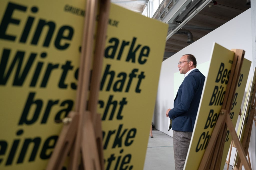 Wolfram Günther (Bündnis90/Die Grünen), Umweltminister von Sachsen, steht während der Kampagnen-Präsentation für die Landtagswahl 2024 seiner Partei hinter zahlreichen Wahlplakaten.