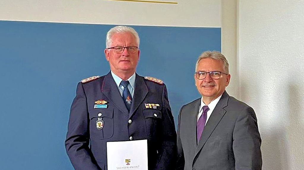 In Vertretung für die Ministerin für Inneres und Sport des Landes Sachsen-Anhalt, Tamara Zieschang, überreichte Staatssekretär Klaus Zimmermann (r.) Roland Karthäuser die Ernennungsurkunde.
