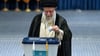 Irans Religionsführer Ajatollah Ali Chamenei gibt bei der Eröffnung der Präsidentenwahl seinen Stimmzettel ab.