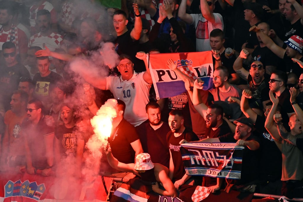 Kroatische Fans zündeten während des Spiels gegen Italien Pyrotechnik.