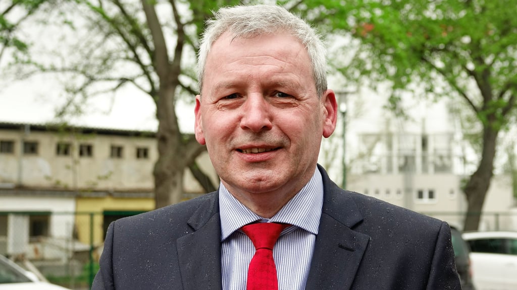 Der Landtagsabgeordnete Holger Hövelmann (SPD) wird nicht müde, seine Anfrage bezüglich des Radweges zwischen Coswig und Roßlau zu wiederholen.
