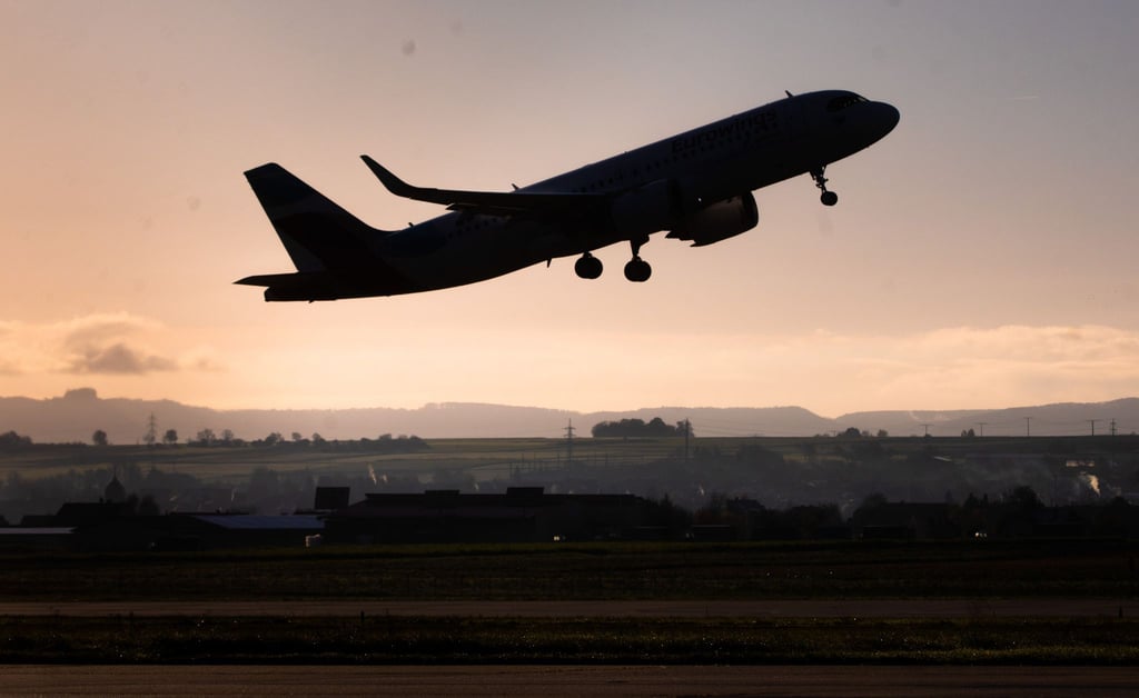 Mitunter setzen Airlines geleaste Maschinen von teils eher unbekannten Fluggesellschaften samt deren Besatzung ein - das Konzept heißt Wet-Lease.