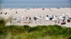 Zahlreiche Strandkörbe stehen bei sonnigem Wetter am Strand der Insel Spiekeroog.