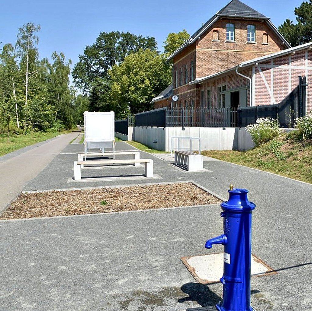 Der Rastplatz am Zuckerbahnradweg vor dem Osterfelder Jugendbahnhof nimmt Gestalt an. Der Trinkbrunnen steht schon.