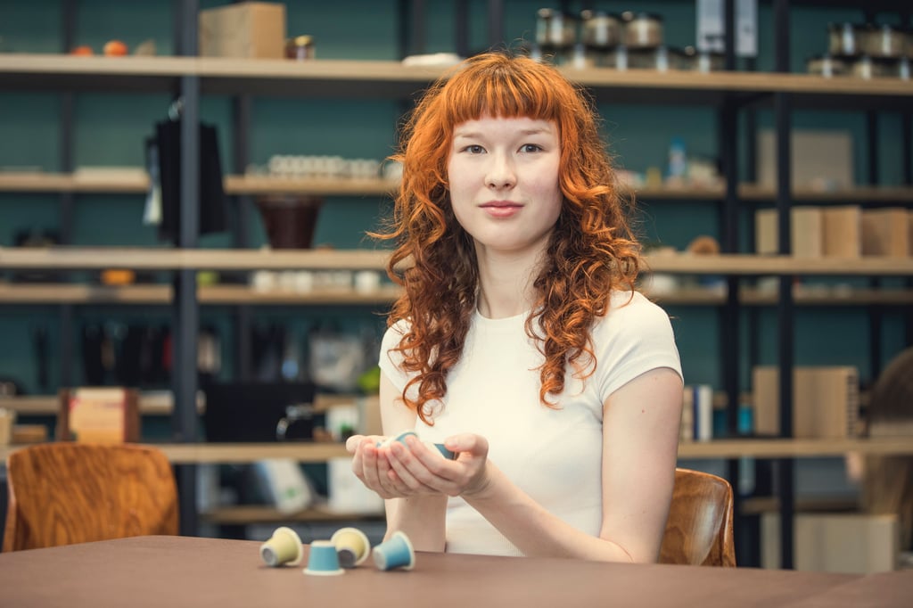 Studentin Lotta Pilz mit Prototypen von alternativen Kaffeekapseln in der Materialbibliothek der Hochschule Mgdeburg-Stendal.