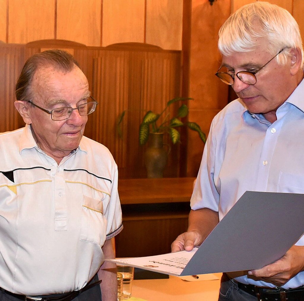 Bürgermeister Reinhard Luckner (r.) verabschiedete Jürgen Riehl in einer Ratssitzung nach 34 Jahren aus dem Egelner Stadtrat mit einer Urkunde.