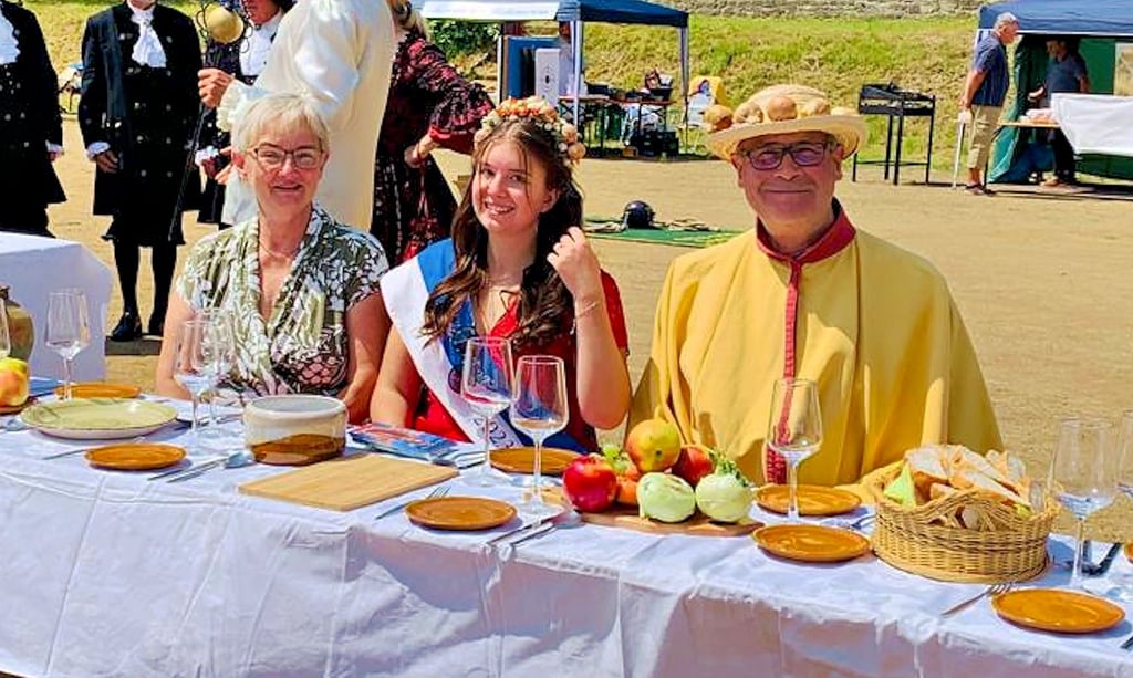 Bollenkönigin Hannah sitzt hier in Nienburg zusammen mit Silvia Ristow, der Oberbürgermeisterin von Bernburg dem Chef des Bollenvereins, Reiner Tischler.