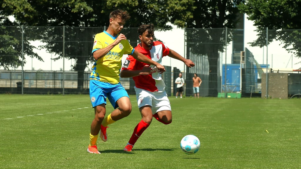 Testspieler Dardan Karimani (r.) stand in der Startelf.