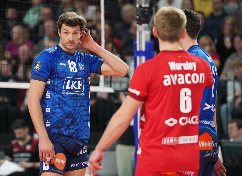 Lüneburgs Matthew Knigge (l) und seine Teamkameraden stehen nach Spielende enttäuscht auf dem Spielfeld.