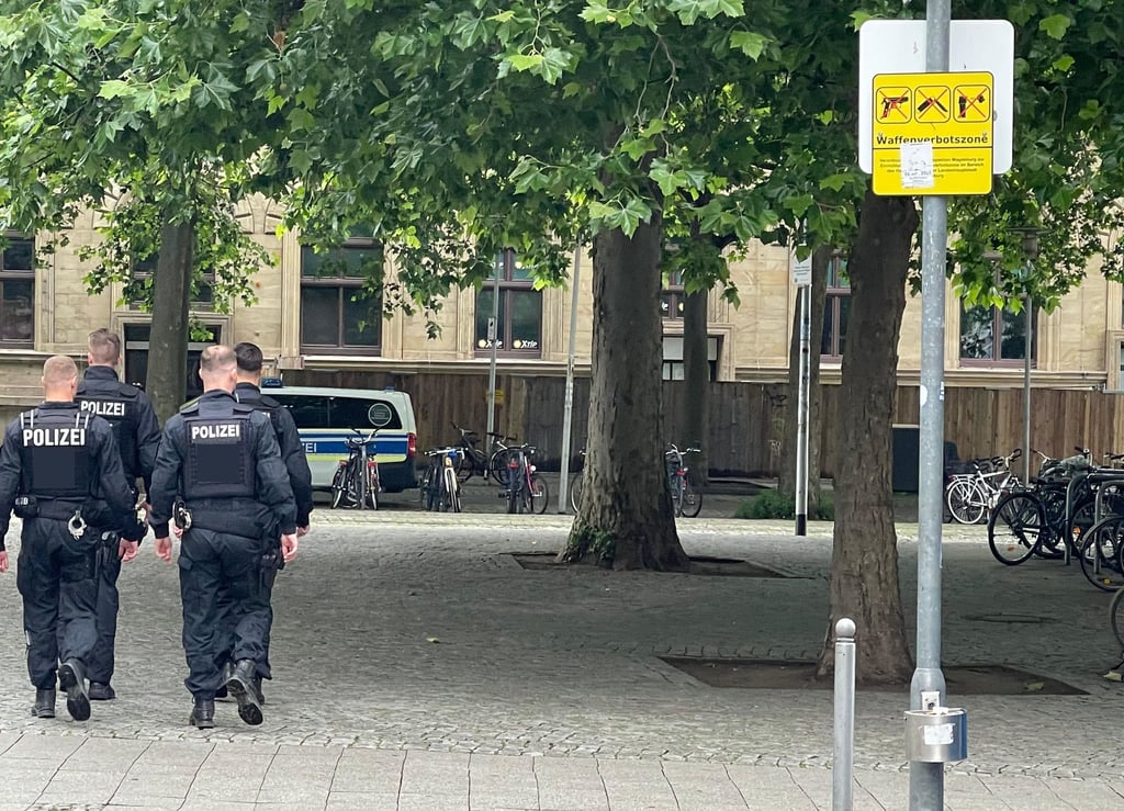 Polizeibeamte sind auf dem Willy-Brandt-Platz am Magdeburger Hauptbahnhof unterwegs.