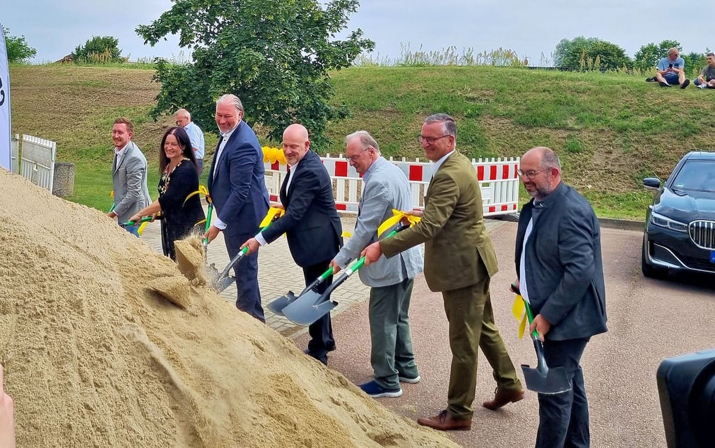 Im Beisein von Ministerpräsident Reiner Haseloff (3.v.r.) wurde in Quellendorf der Spatenstich für das Wärmenetzwerk gesetzt.