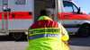 Ein Sanitäter ist bei einem Rettungseinsatz von einem vermeindlich hilflosen Mann in Merseburg angegriffen worden.