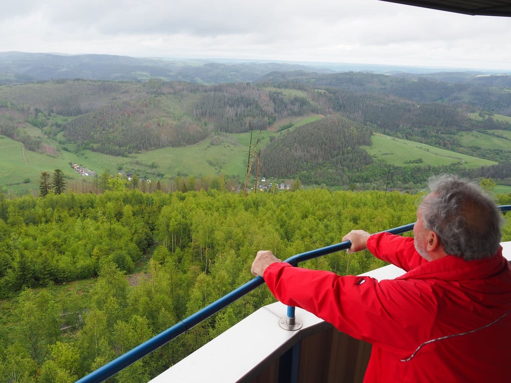 Ausblick von der Thüringer Warte: Der Aussichtsturm auf dem Gipfel des Ratzenbergs ist ein fantastischer Thron über dem „Grünen Band“.