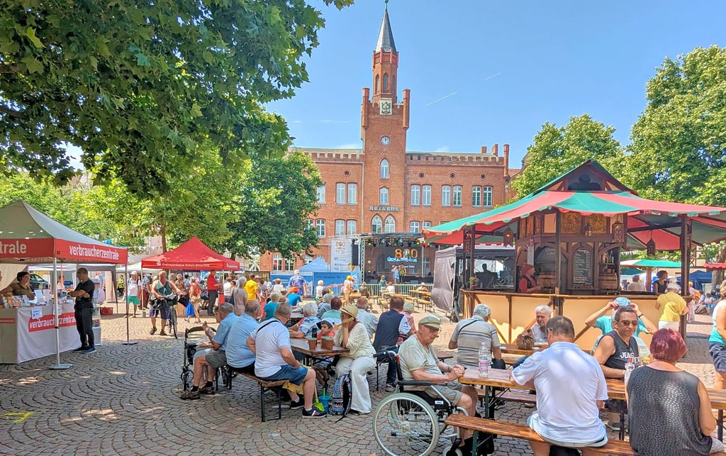 Die Senioren fanden ihren Weg, mit der Hitze umzugehen. Ein Grund nach Hause zu gehen war sie nicht.