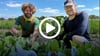 Florian Weber (l.) und Lukas Vogel arbeiten hauptberuflich auf dem Feld, um Hallenser mit frischem Gemüse zu versorgen. 