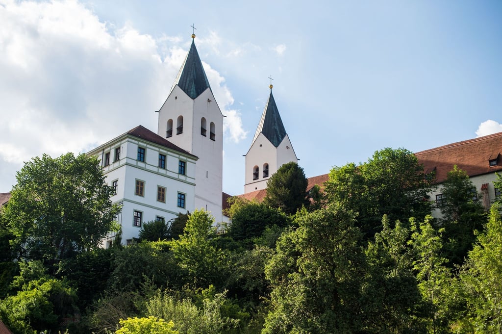 Der Domberg in Freising mit der Domkirche St. Maria und St. Korbinian prägt das Stadtbild.