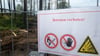 Eine Warntafel weißt auf eine Bombenräumung in einem Wald nahe des Tesla Werkes hin.