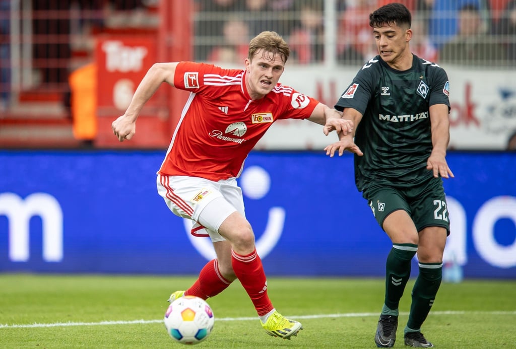 Berlins Mikkel Kaufmann (l) kämpft gegen Julian Malatini von Werder Bremen um den Ball.