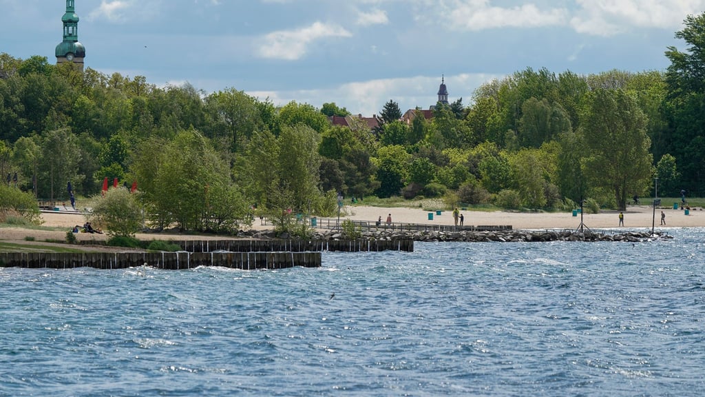 Am Cospudener See im Süden Leipzigs haben Taucher der Polizei die Leiche gefunden.