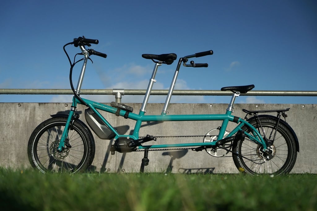 Radstand 184 Zentimeter, Gesamtlänge 237 Zentimeter: Auch als vergleichsweise kompaktes Modell ist und bleibt der Bernds-Zweier ein Tandem mit entsprechenden Abmessungen. Der Zweier rollt auf 20-Zoll-Rädern, was ihm trotz der Länge eine gewisse Wendigkeit gibt.