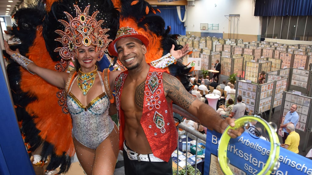 Zur Eröffnung der Briefmarkenausstellung in der Haldensleber Ohrelandhalle verbreiten Tänzer brasilianisches Flair.