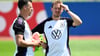 Bundestrainer Julian Nagelsmann (l) und Co-Trainer Sandro Wagner haben in der Angriffsfrage die Qual der Wahl.