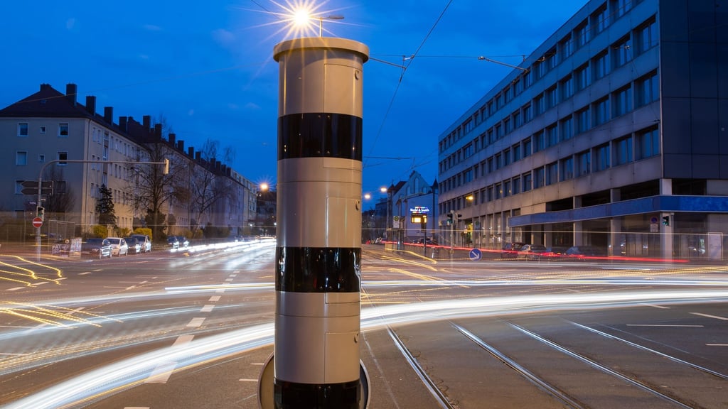 75 Euro Geldbuße und ein Punkt: Schon jetzt ist es Fahrern und Beifahrern verboten, Blitzer-Apps, Radar-Warner oder ähnliche Systeme während der Fahrt zu bedienen.