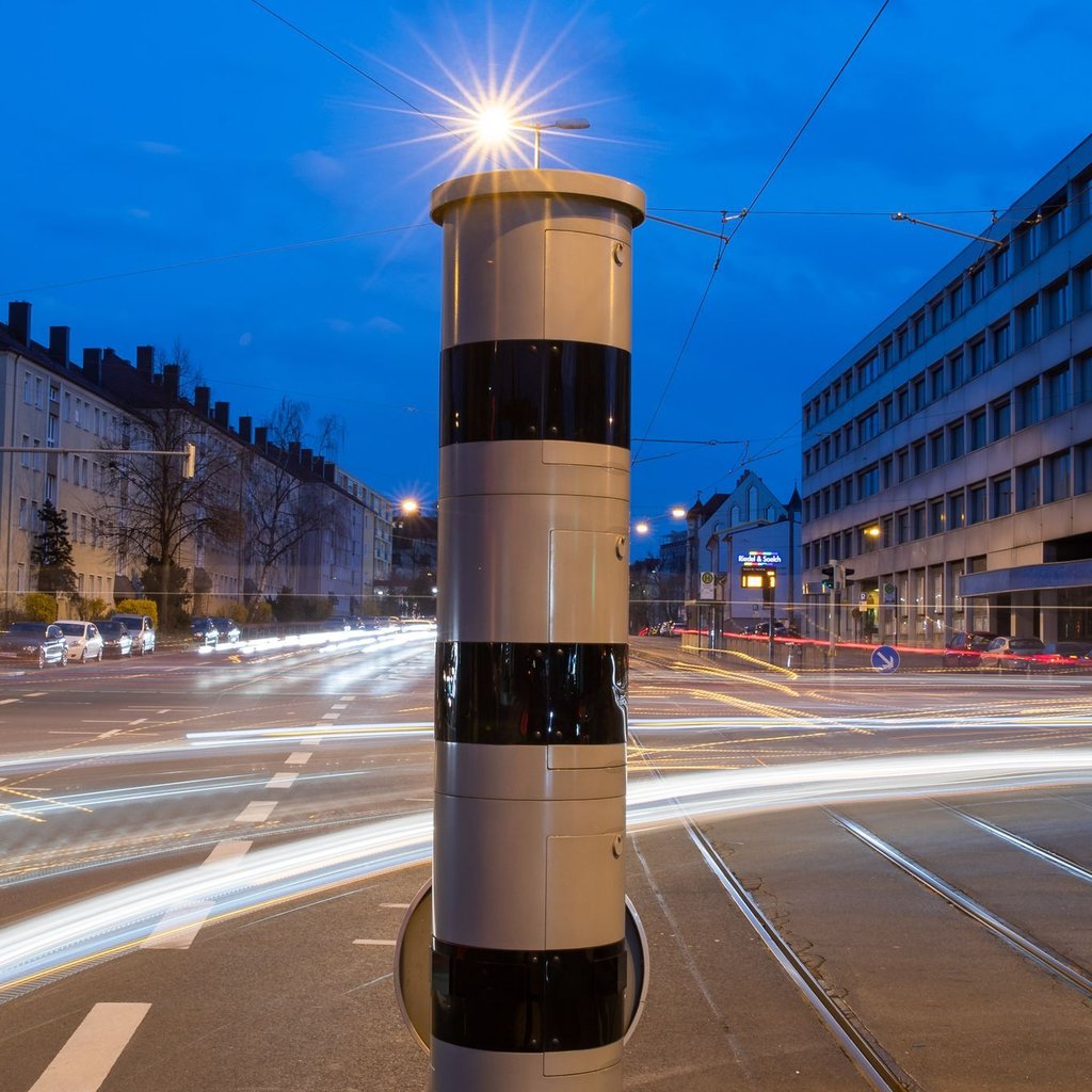 75 Euro Geldbuße und ein Punkt: Schon jetzt ist es Fahrern und Beifahrern verboten, Blitzer-Apps, Radar-Warner oder ähnliche Systeme während der Fahrt zu bedienen.