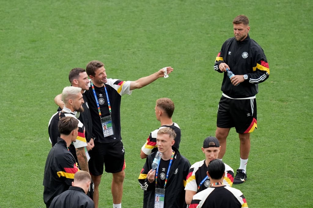 Die deutsche Fußball-Nationalmannschaft vor dem Achtelfinale auf dem Rasen des Dortmunder Stadions.