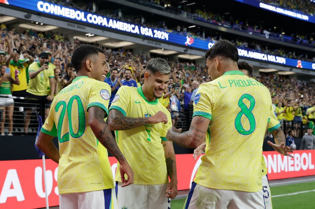 Der brasilianische Nationalspieler Lucas Paqueta (r) feiert mit seinen Mannschaftskameraden.