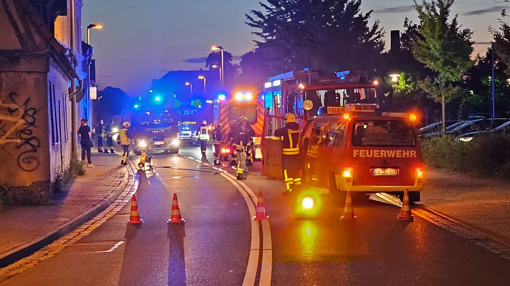 Während eines Feuerwehreinsatzes war die Geschwister-Scholl-Straße in Aschersleben voll gesperrt.