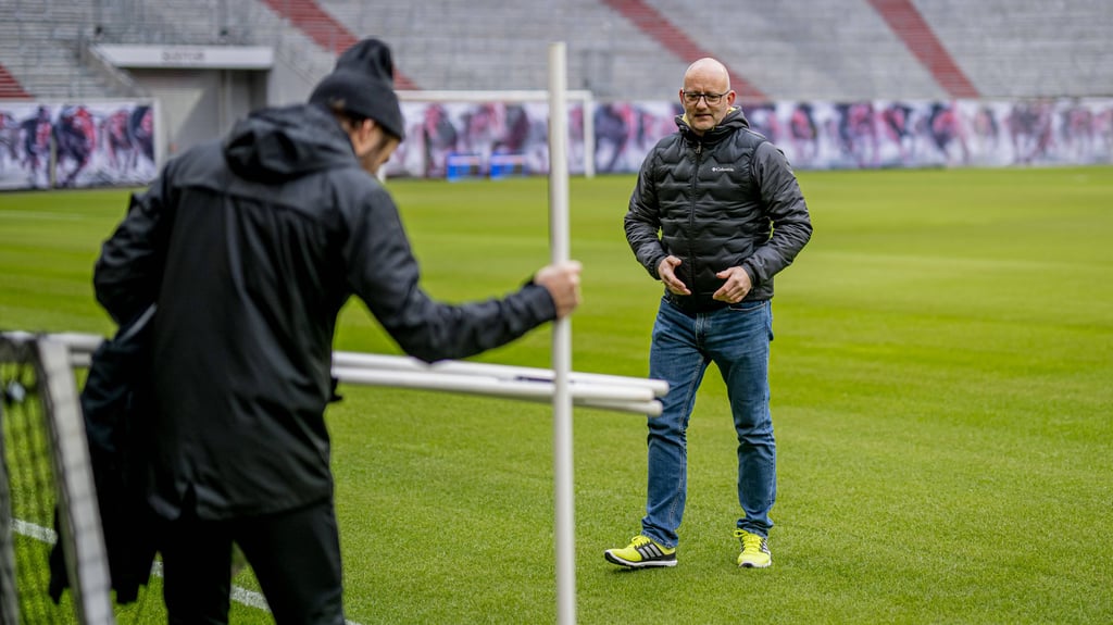 Leipzigs Co-Trainer Marco Kurth testet den Rasen, dahinter Greenkeeper Mathias Eichner.