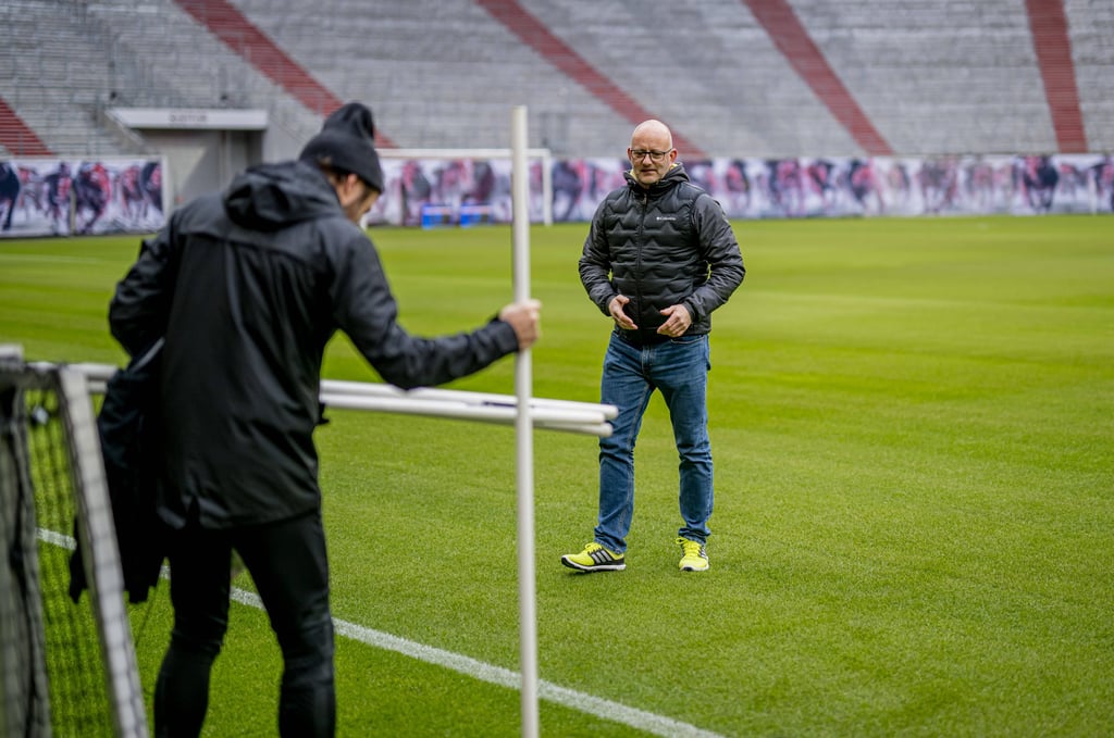 Leipzigs Co-Trainer Marco Kurth testet den Rasen, dahinter Greenkeeper Mathias Eichner.