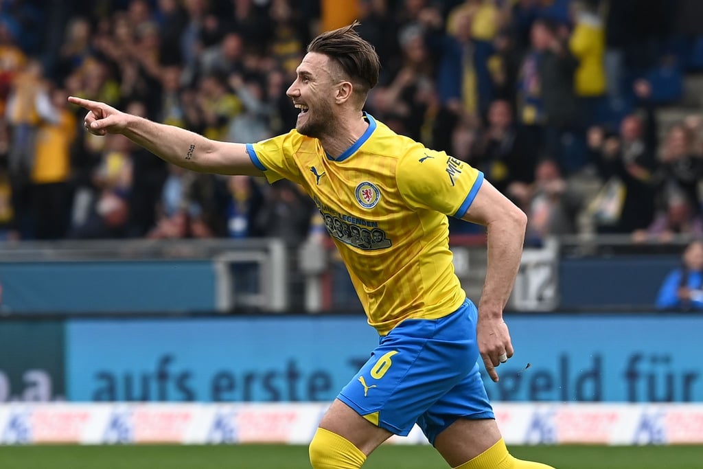 Braunschweigs Ermin Bicakcic jubelt nach seinem Tor zum 2:0.