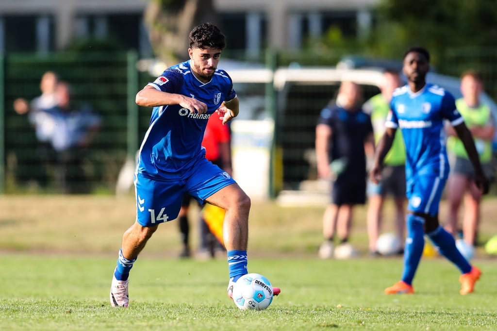 Im Juni sorgte ein Freundschaftsspiel gegen den 1. FC Magdeburg (hier mit Abu-Bekir Ömer El-Zein) für volle Zuschauerränge in Loburg. Wenige Wochen später wird das Loburger Stadion "An der Storchenlandebahn" erneut ausverkauft sein.