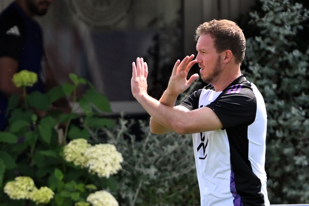 Bundestrainer Julian Nagelsmann gestikuliert während des Trainings.