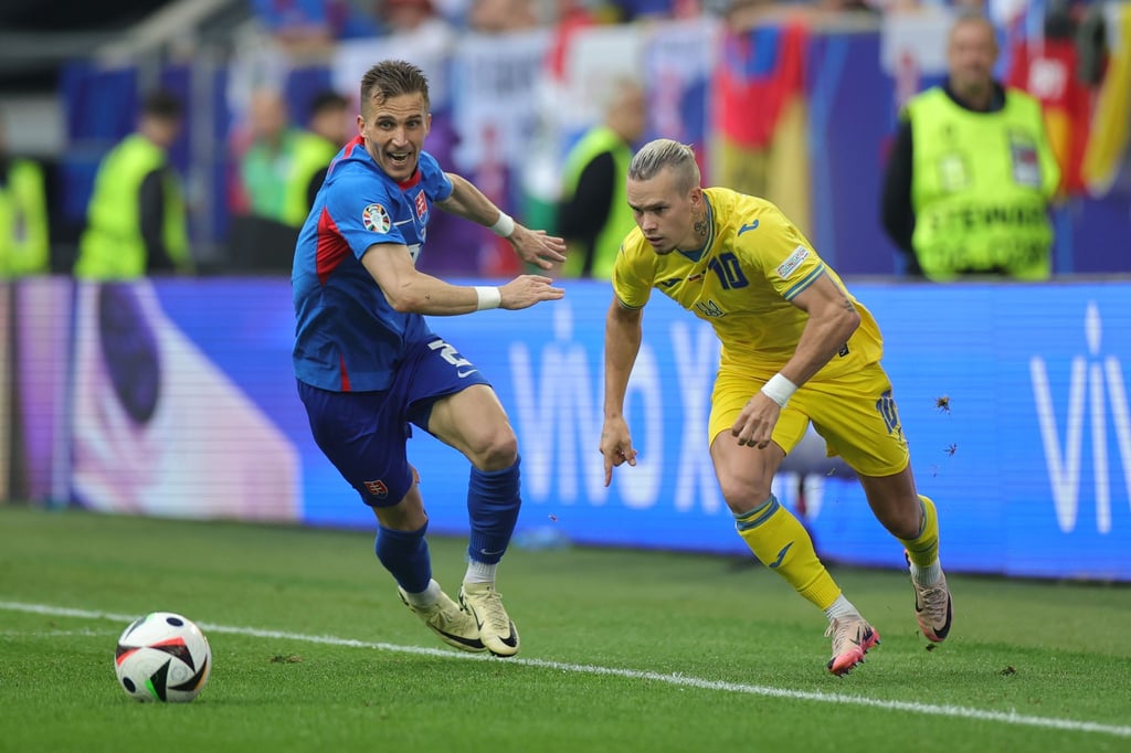 Peter Pekarik von der Slowakei und Mychajlo Mudryk (r) von der Ukraine kämpfen um den Ball.