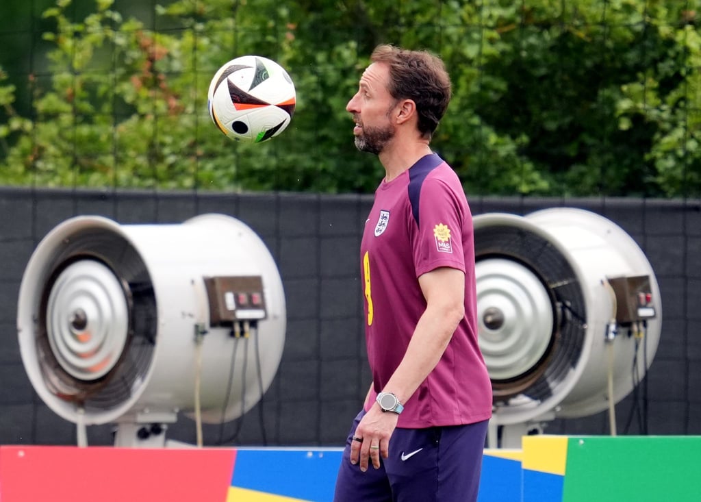 Englands Nationaltrainer Gareth Southgate steht während einer Trainingseinheit der Three Lions auf dem Trainingsplatz.