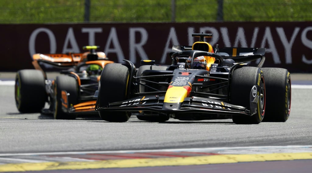 Der Niederländer Max Verstappen (r) behauptet sich gegen den Briten Lando Norris (l).